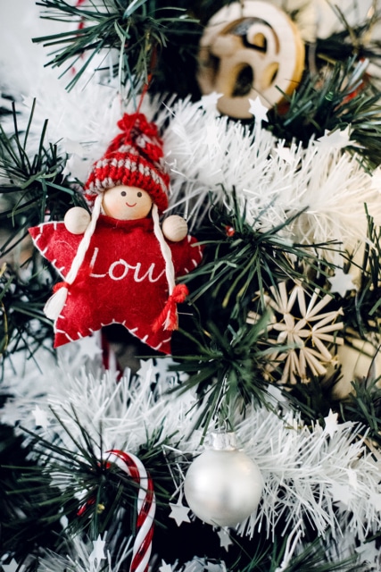 Décorations de sapin de Noël, avec une petite poupée en tissu en forme d'étoile