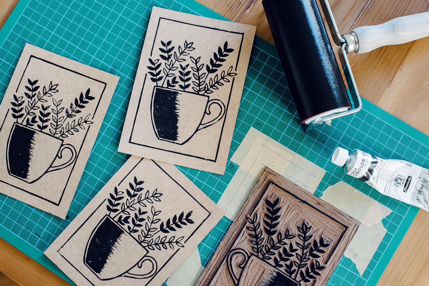 Impressions de linogravure sur des cartes en papier kraft