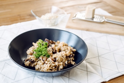 Risotto végétalien aux champignons de Paris, tomates séchées et fromage végétal