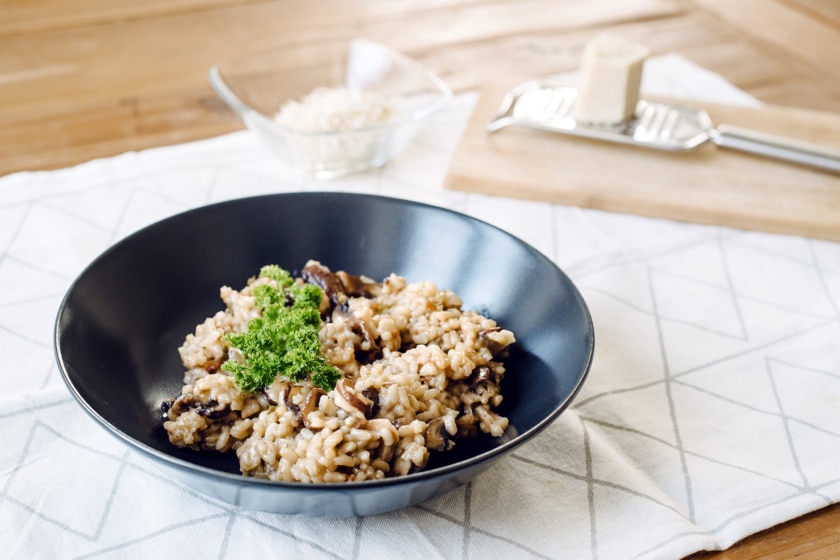 Risotto végétalien aux champignons de Paris, tomates séchées et fromage végétal