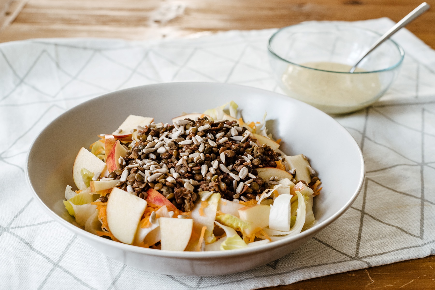 Salade hivernale: endives, carottes râpées, pomme, lentilles vertes