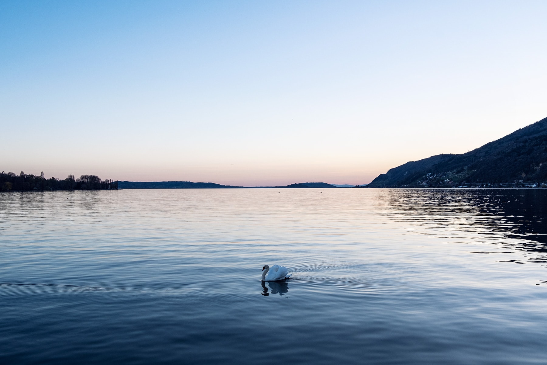 Les derniers rayons de lumière du jour au-dessus du lac de Bienne