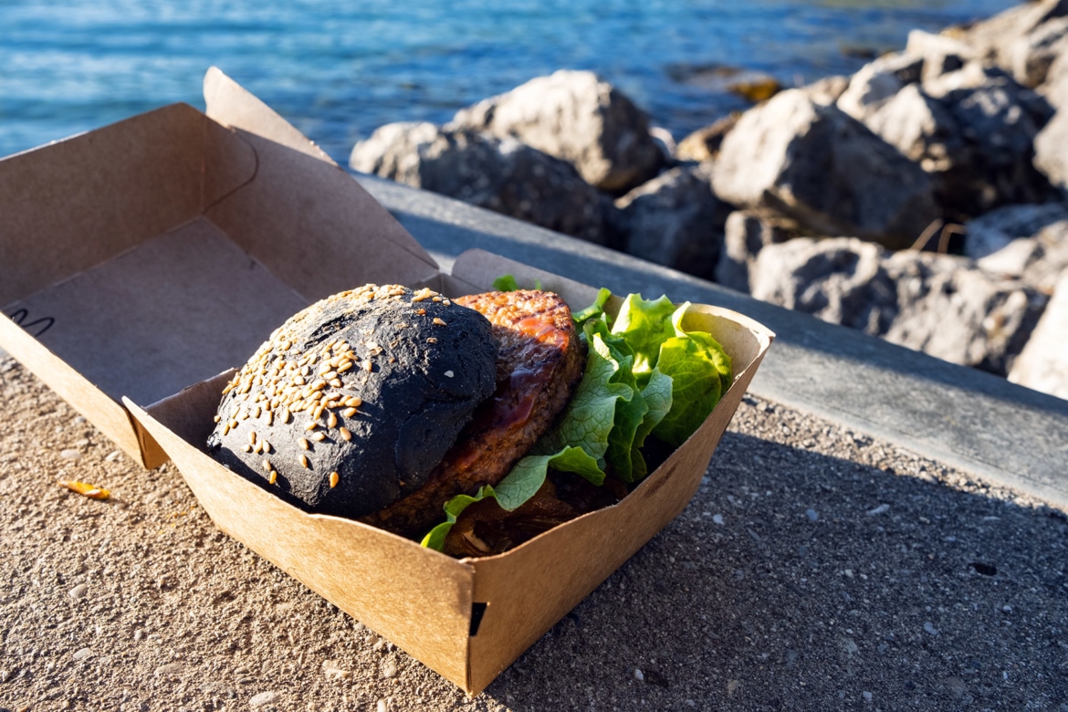 Burger végétalien dégusté au bord du lac de Bienne