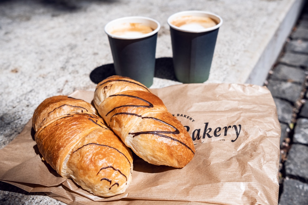 Croissants au chocolat et cappuccino végétaliens savourés dans la vieille ville