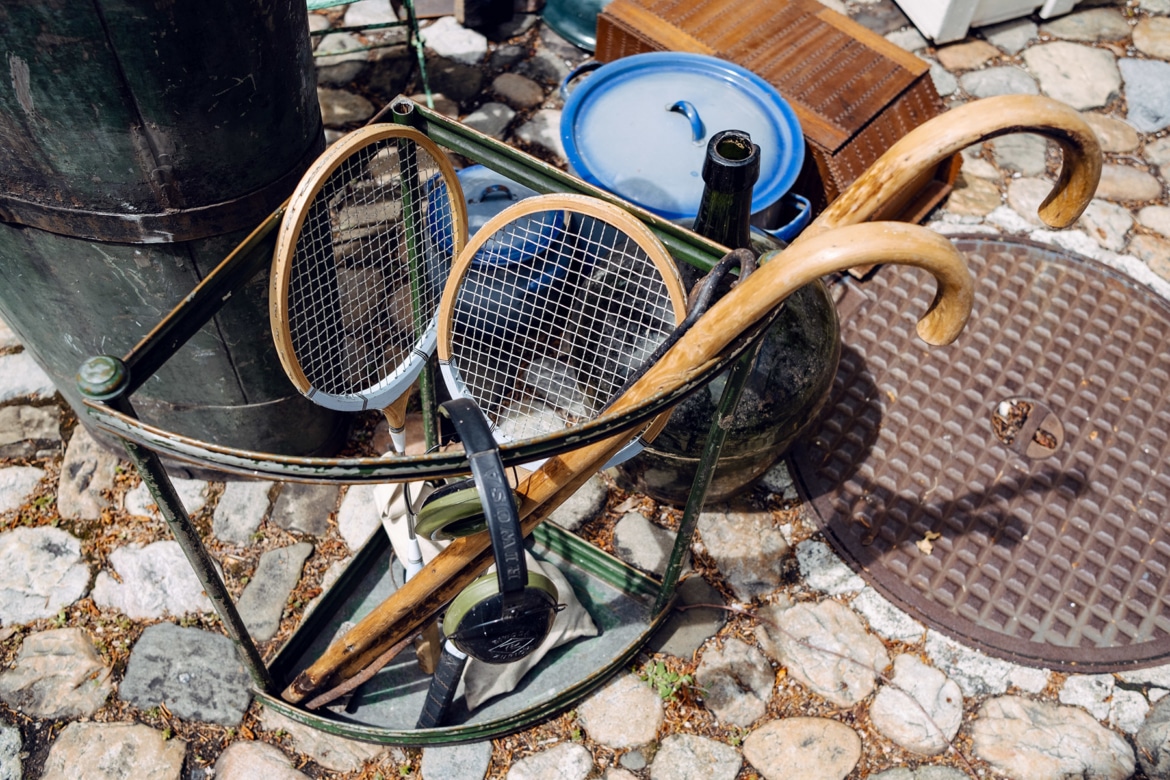 Objets hétéroclites vendus par une petite brocante installée dans la vieille ville