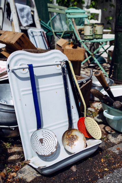 Objets hétéroclites vendus par une petite brocante installée dans la vieille ville