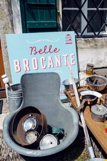 Objets hétéroclites vendus par une petite brocante installée dans la vieille ville