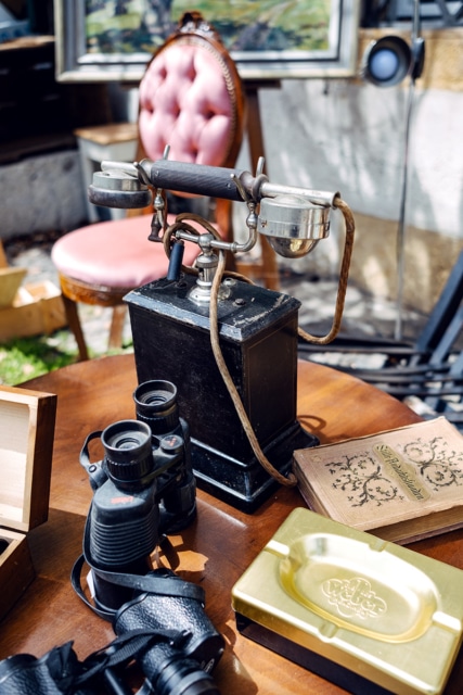 Objets hétéroclites vendus par une petite brocante installée dans la vieille ville