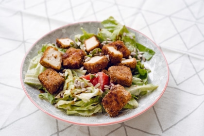 Salade César végétalienne et crousti-tofu, recette de La Petite Okara