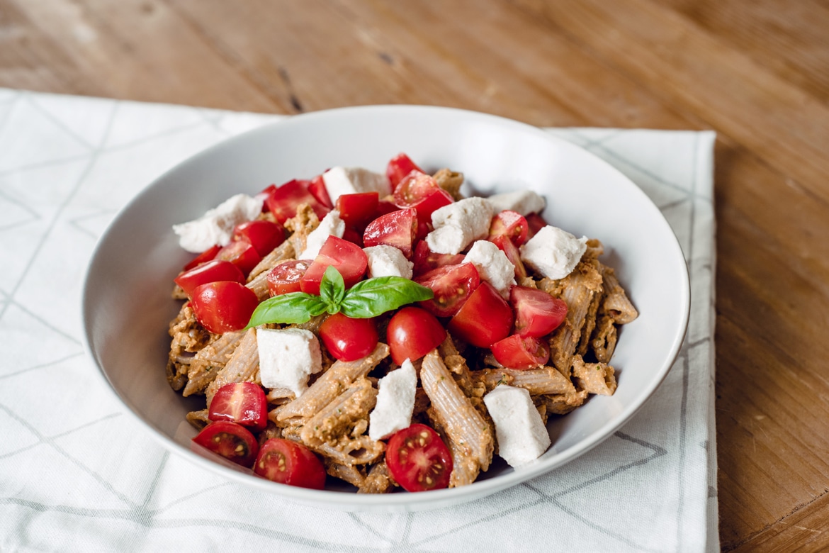 Salade de pâtes au pesto rosso et mozzarella végétalienne