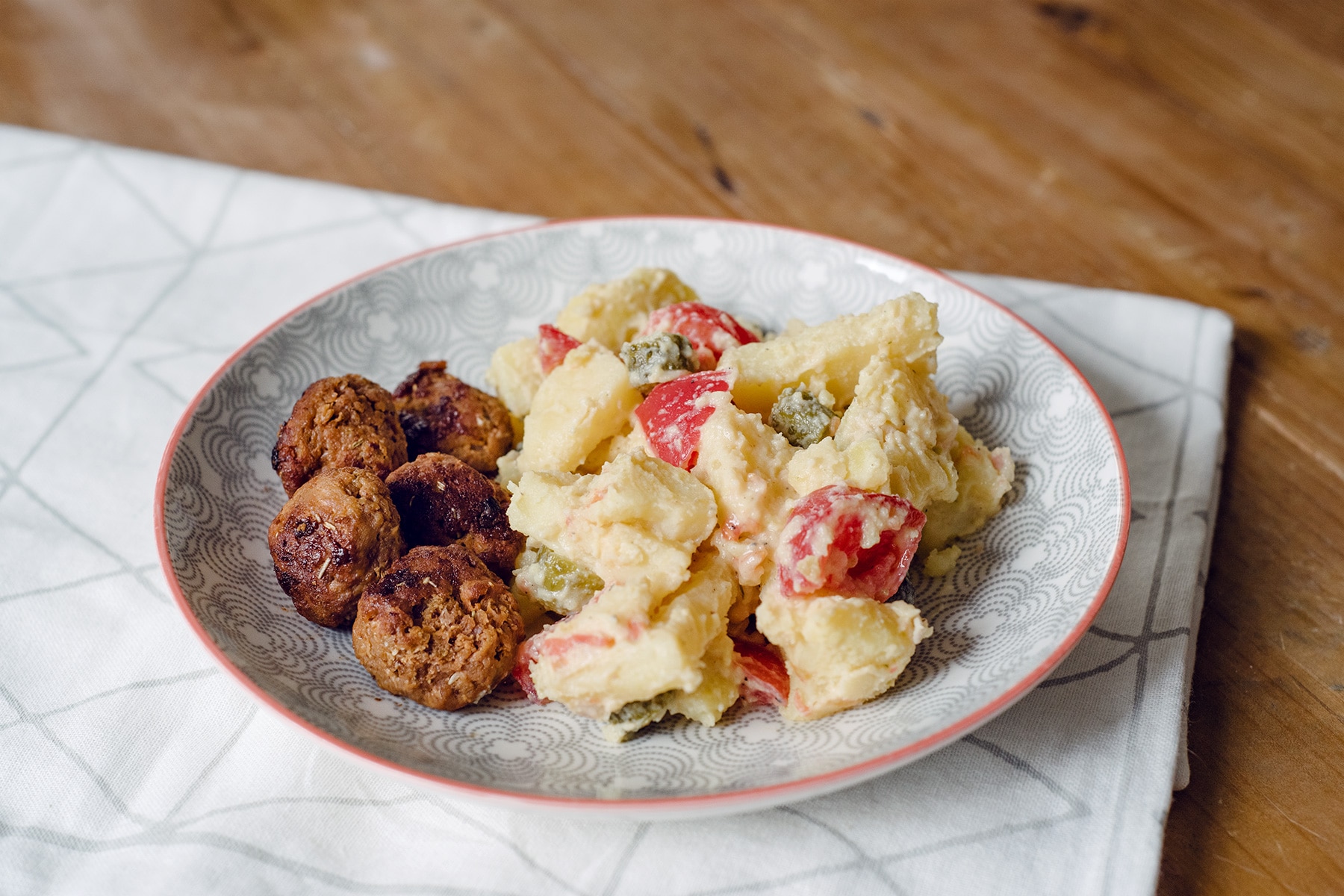 Salade de pommes de terre et boulettes au haché végétal