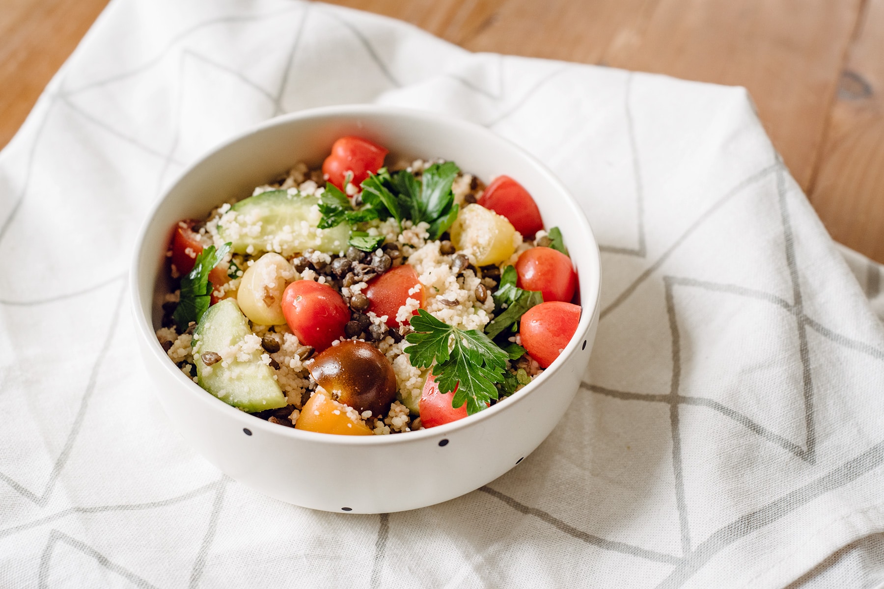 Taboulé aux lentilles vertes, tomates cerises et concombre