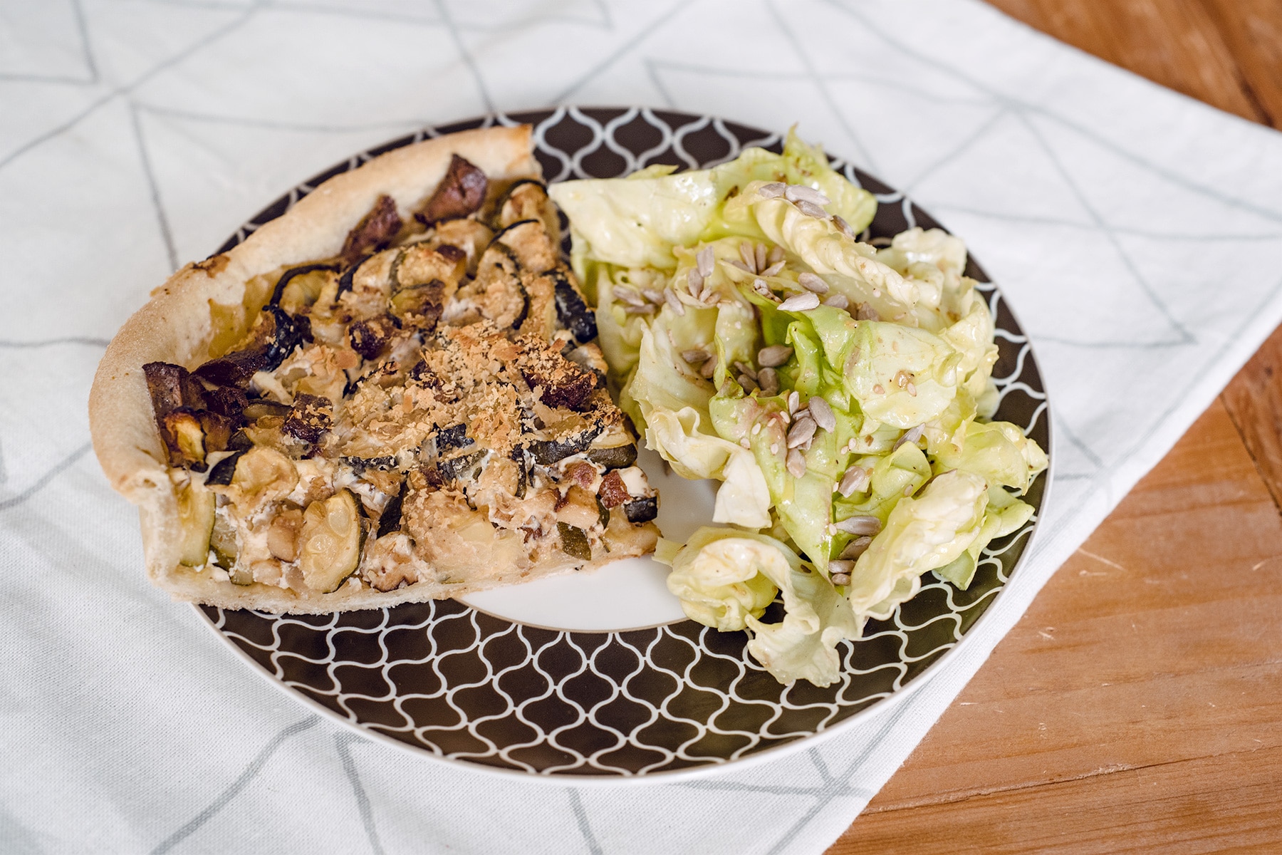 Tarte salée végétalienne aux courgettes et lardons de tofu fumé