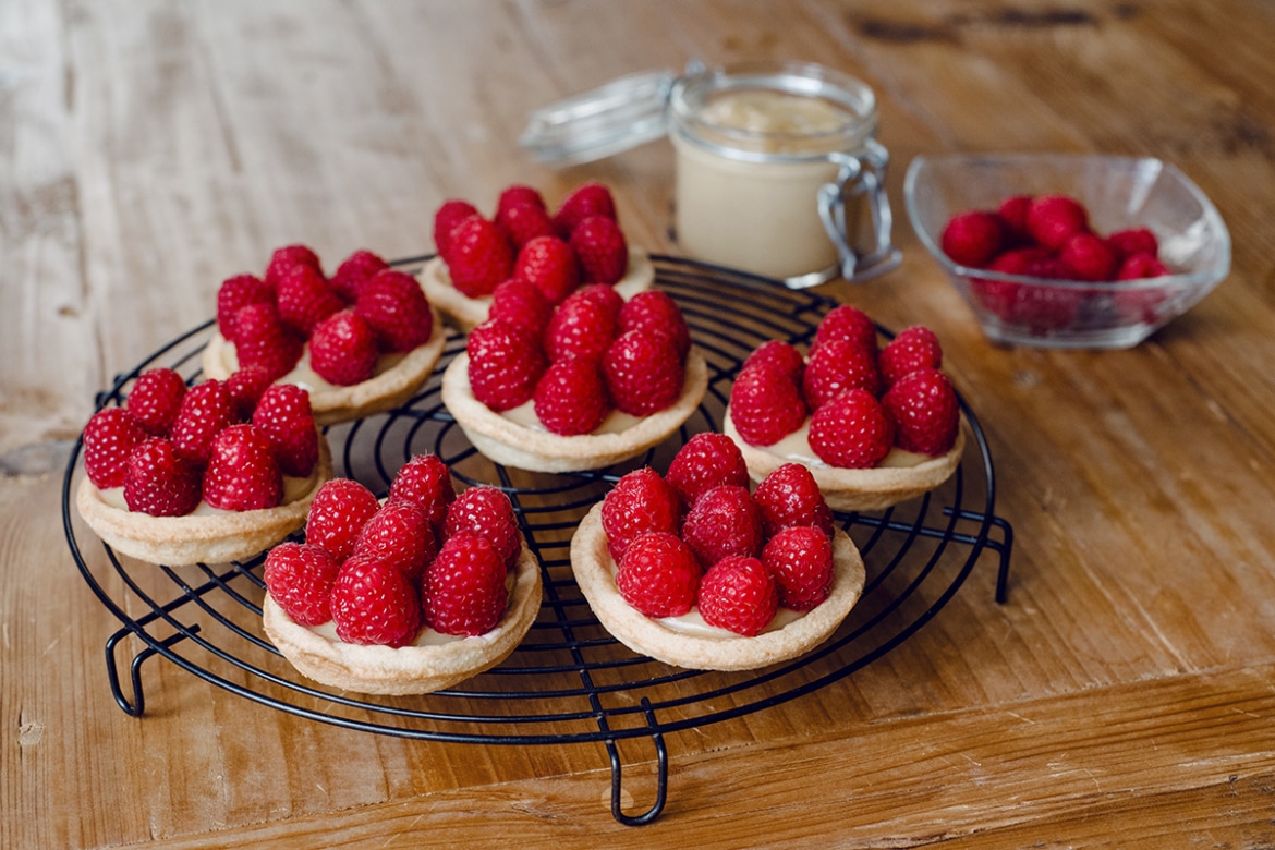 Tartelettes aux framboises et à la crème pâtissière végétalienne