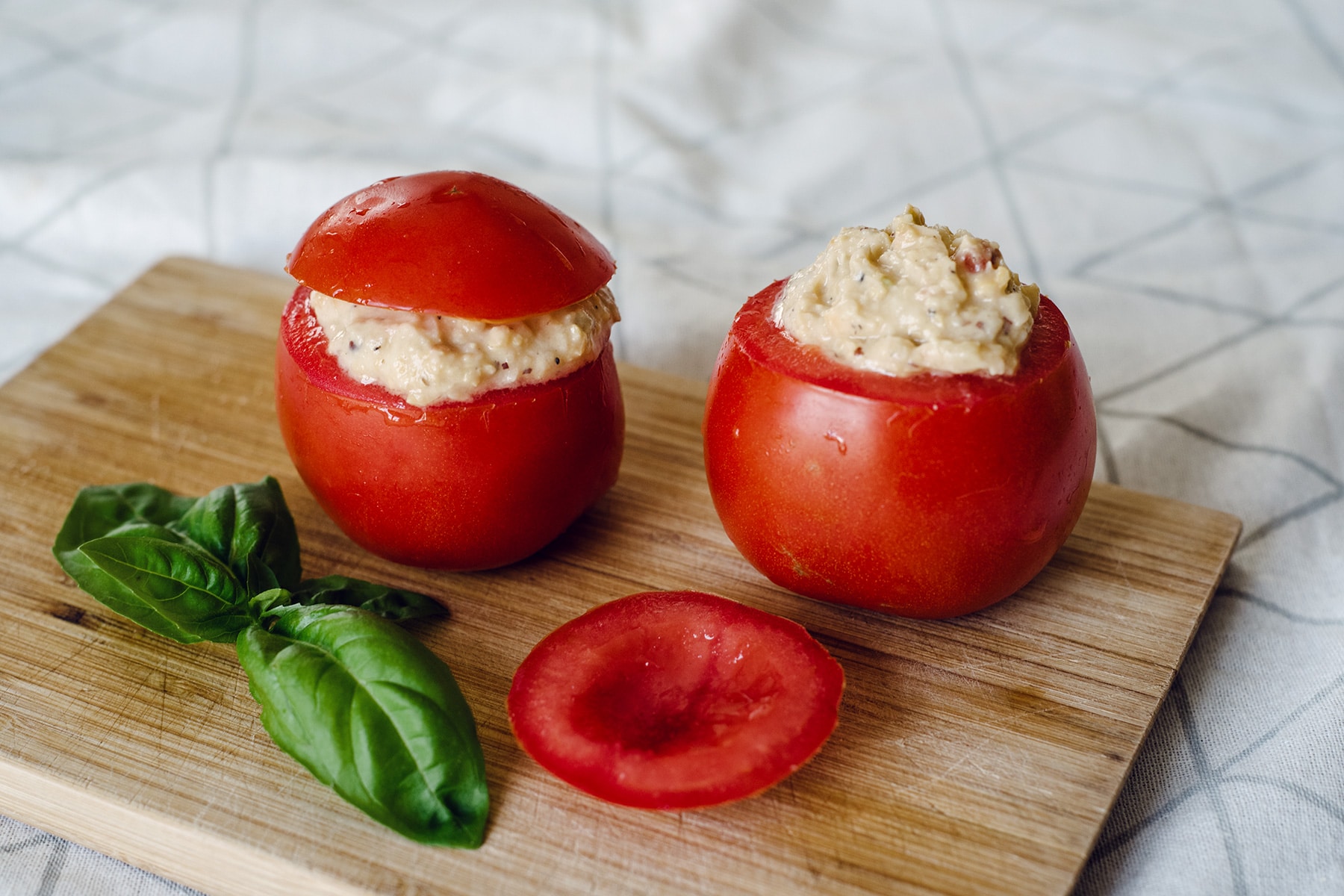 Tomates farcies végétaliennes aux pois chiches façon "thon-mayo"