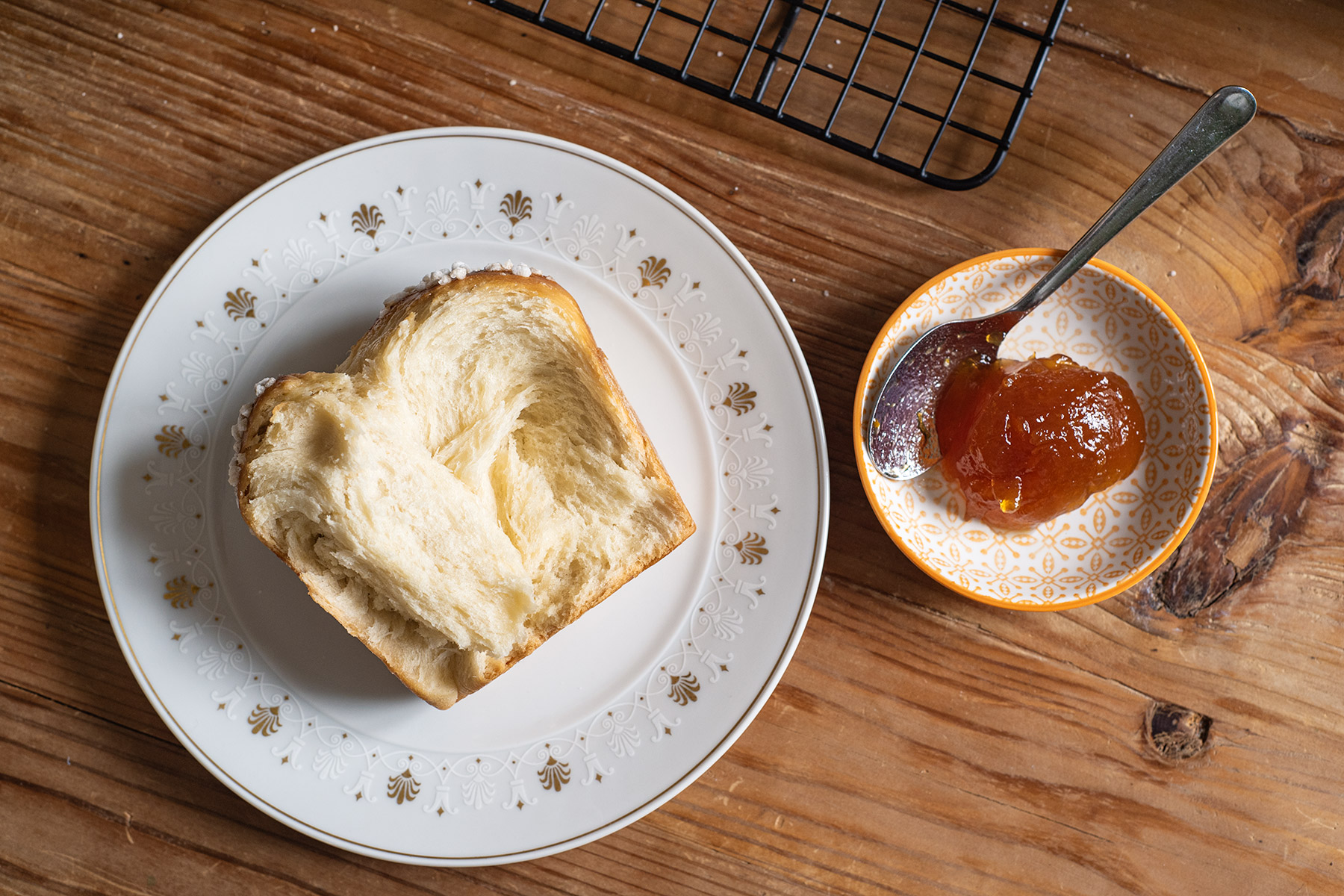 Brioche maison accompagnée de confiture d'abricots.