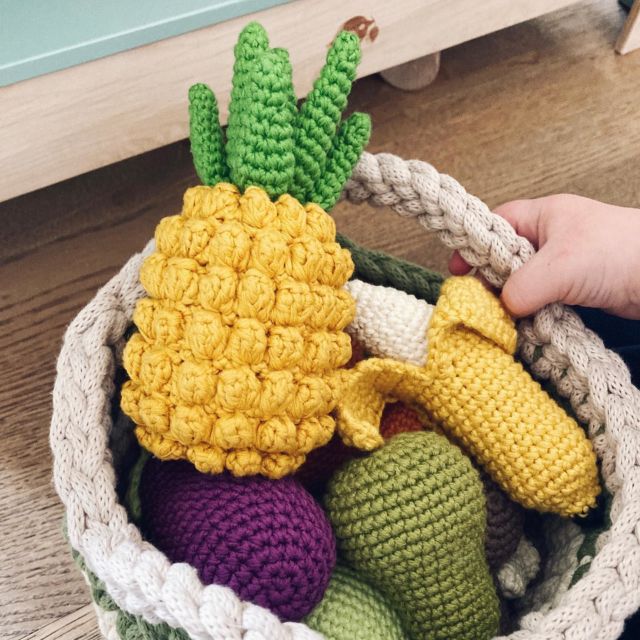 Premier ajout à la dînette de Lou: l’ananas réalisé toujours d’après un patron de @socroch 🍍

(et cette petite main d’amour là 💜)

———
#Crochet #DinetteAuCrochet #AdorableDinette #SwissAmigurumi
#BlogSuisseRomande #SwissBlogger #igersSwiss