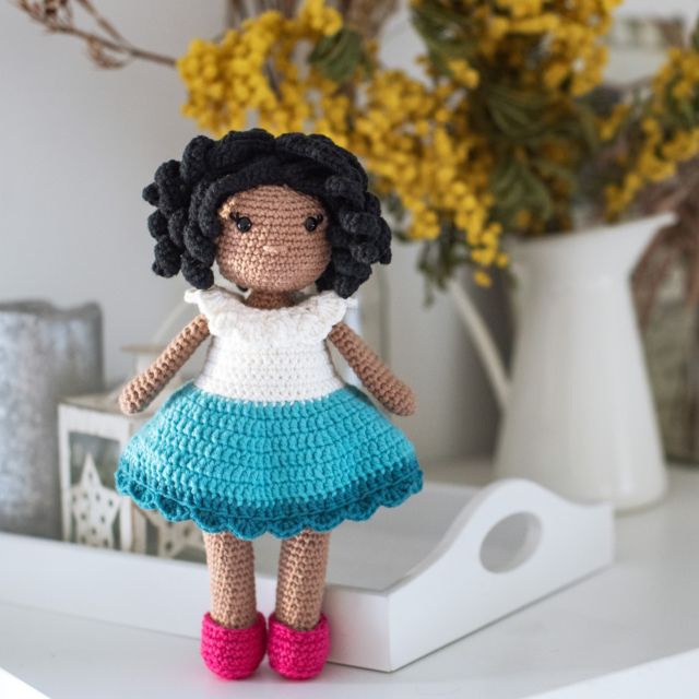 Mirabel 🦋 Petite poupée crochetée pour le deuxième anniversaire de ma filleule, inspirée par la trop chouette héroïne de "Encanto" ✨

Patron de @_coeur_mandarine, avec quelques adaptations sur la robe

------
#Amigurumi #SwissAmigurumi #AmigurumiDoll #Crochet #CrochetToys #HandMadeCrochetToys
#BlogSuisseRomande #SwissBloggers #igersSwiss