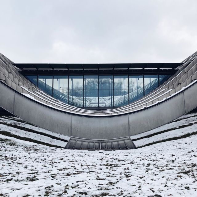 À Berne, on a admiré des toiles de Miró dans un très beau musée (par contre gné les 20 balles d’entrée, il y a vraiment un problème avec l’accès à la culture dans ce pays), et bien sûr on s’est régalé chez Bakery Bakery 💚

———
#Bärn #ZentrumPaulKlee #ModernArchitecture #Bern #MadeInBern
#BlogSuisseRomande #SwissBlogger #igersSwiss
