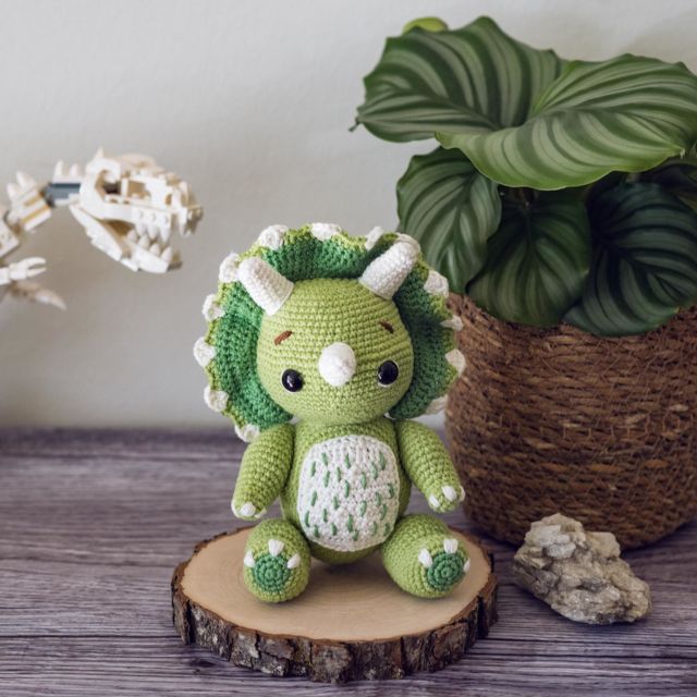 Bébé tricératops crocheté pour le challenge dinosaures organisé avec les copines crocheteuses de Suisse #SwissAmigurumiDinoCal 🦕🦖🌿 Merci @madebyzazie pour cette excellente idée 💚

———
Patron de @lespetitesmainsdekhuccay, très sympa à crocheter mais beaucoup trop de coutures a mon goût 🙈

———
#SwissAmigurumi
#DinoAmigurumi #Amigurumi #Crochet #CrochetAnimals #HandMadeCrochetToys
#BlogSuisseRomande #SwissBlogger #igersSwiss