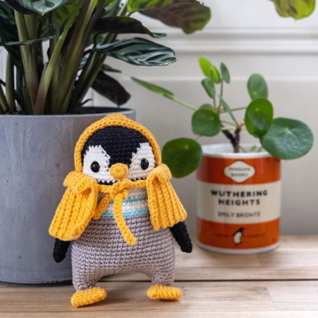 Charlotte la bébé pingouin 🐧
Allez voir sa sœur Emily chez @_annalor ! Nous avons commencé ce petit projet en commun lors de sa visite fin mars. C’est Anne-Laure qui m’a donné envie de me mettre au crochet en 2015, mais nous n’avions encore jamais crocheté le même patron en même temps. Et bien c’était hyper chouette et motivant, et ces petites pingouines sont beaucoup trop mignonnes 💜

———
Patron de @picapauyan 
Fil @ricorumi et Sirdar Happy Cotton 🧶
———
#HumboldtPenguin #HumboldtPingüino #PicaPauPattern
#SwissAmigurumi #AmigurumiCrochet #Amigurumi #Crochet #CrochetAnimals #HandMadeCrocjetToys
#BlogSuisseRomande #SwissBlogger #igersSwiss