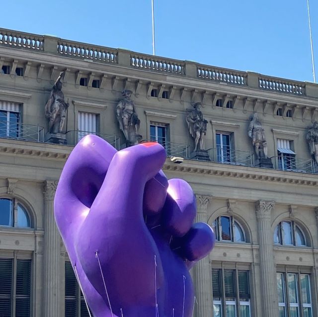 En juin, je suis allée à Berne avec des copines pour participer à la grève féministe. Je me fais peu d’illusion sur l’impact concret de ce genre de manifestation, mais ça m’a fait du bien de partager avec tant d’autres ce mélange de colère, de joie, de ras-le-bol, de détermination, d’espoir. J’ai trouvé les revendications de cette grève plus inclusives, plus radicales et ouvertement politisées qu’en 2019; on y sentait le besoin, la nécessité d’imaginer un futur et une société différentes - et tant mieux si en prime ça a fait chouiner quelques femmes de droite 🤷🏻‍♀️

En juin j’ai continué ma petite pieuvre en linogravure, encouragée par ma chère Marie 💜 J’ai assisté au concert de Pomme, au bord du lac de Neuchâtel, c’était doux et merveilleux. On a fêté les 3 ans de Lou chérie, déjà 3 ans c’est fou. J’ai fait séché des plantes et des fleurs en prévision de refaire des cyanotypes. J’ai photographié des fougères. Et j’ai adoré l’adaptation animée de « Nimona », une de mes BD préférées au monde.

———
#PhotoDump #June2023 #JunePhotoDump